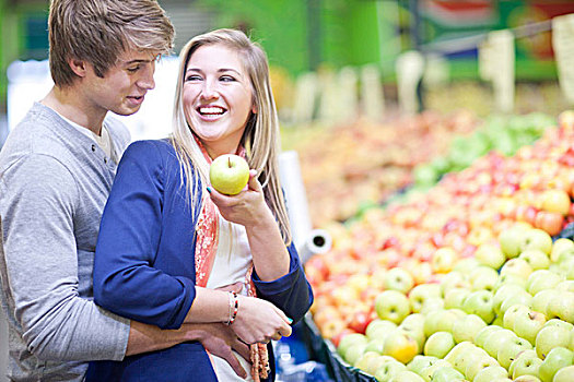 年轻,情侣,买,水果,室内市场