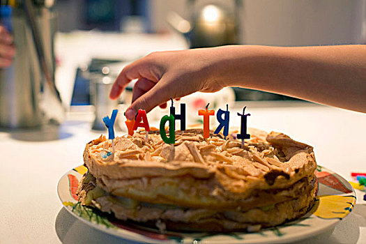 手,生日蜡烛,蛋糕