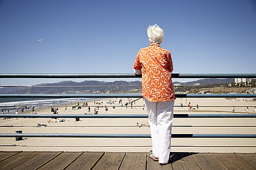 女人,木板路,海滩,圣莫尼卡码头,加利福尼亚,美国