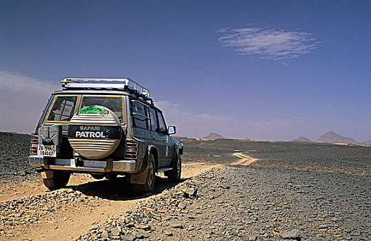 利比亚,费赞,撒哈拉沙漠,阿卡库斯,吉普车,驾驶,石头,沙漠