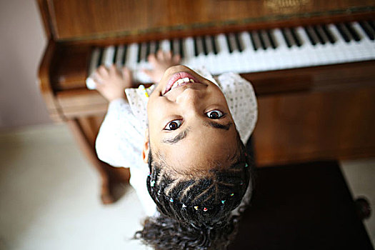 小女孩,演奏,钢琴