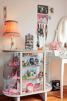 陈列柜,装饰,粉色,玩具,饰品,台灯,闺房