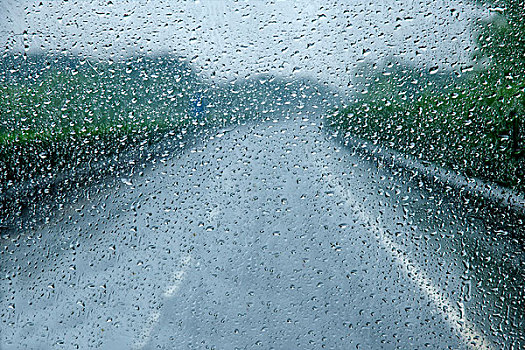 重庆至长沙在雨中g56高速公路