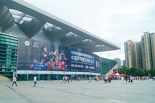 中国乒乓球公开赛深圳赛场外,漂亮女子派发免费加油棒为中国队加油
