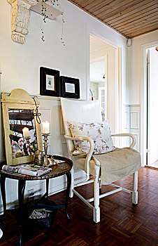 传统,椅子,垫子,靠近,边桌,装饰,烛台,镜子,大厅