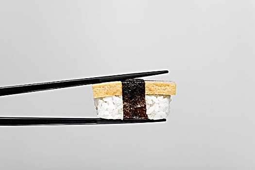 黑色,筷子,拿着,握寿司,寿司,豆腐,包着,紫菜干