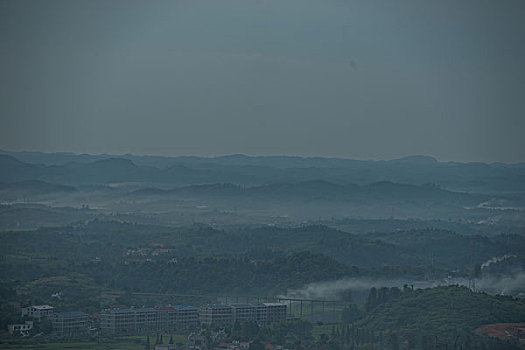 建筑群,远山,炊烟,廉租房,棚户区改造,轮廓,暗调,晚霞,乌云,霞光,蓝天,白云