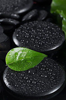 放在桌子上的spa能量石