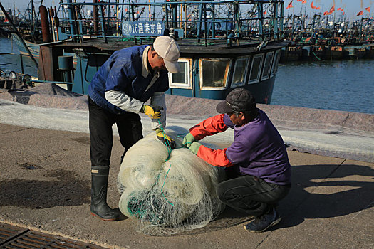 渔港迎来休渔季,渔民收拾渔具上岸期待秋季开海
