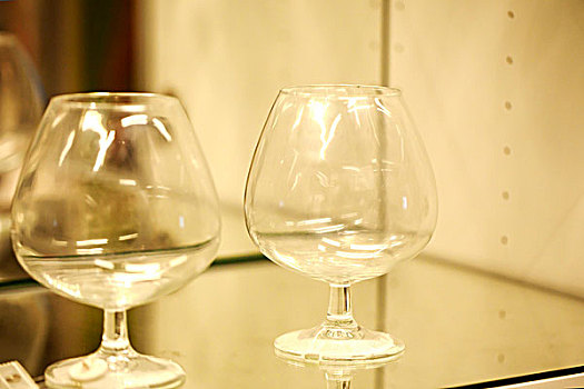 两个透明的红酒杯