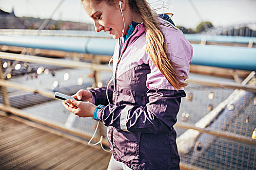 中年,女性,跑步,选择,智能手机,音乐,步行桥