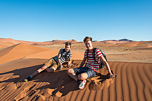 两个,青少年,坐,疲惫,沙丘,索苏维来地区,纳米布沙漠,纳米比亚,非洲