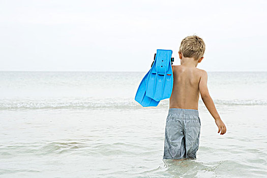 男孩,涉水,海洋,脚蹼,后视图