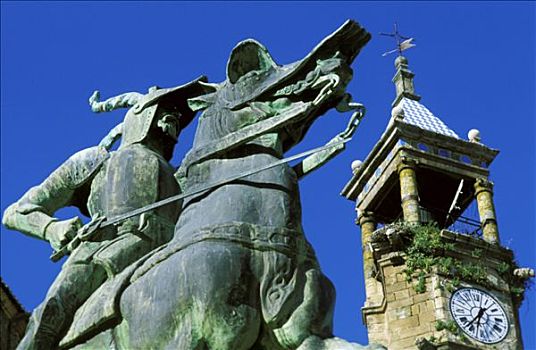 西班牙,特鲁希略,马约尔广场,俯视,骑马,雕塑,圣马丁,教堂,尖顶,蓝天