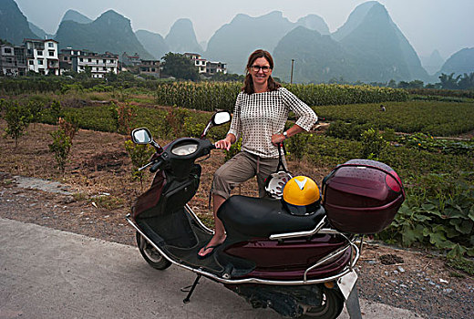 女人,姿势,摩托车,尖,山,背景,阳朔,中国