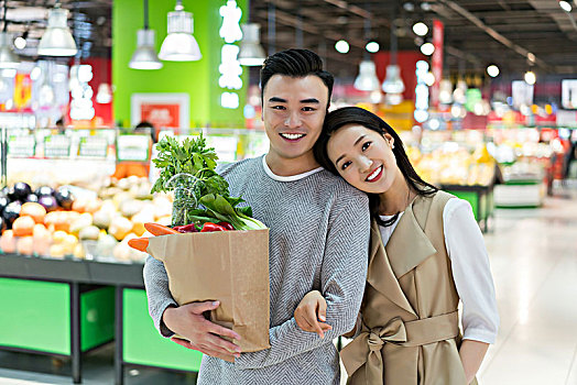 年轻夫妻在超市购物