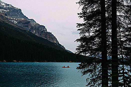 情侣,独木舟,冰碛湖,看镜头,班芙国家公园,艾伯塔省,加拿大