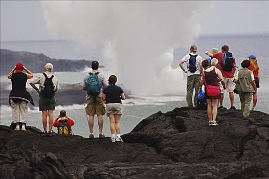 游客,站立,火山岩,看,海洋,夏威夷,美国