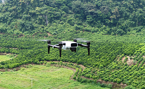 农业遥感无人机正在进行测绘工作