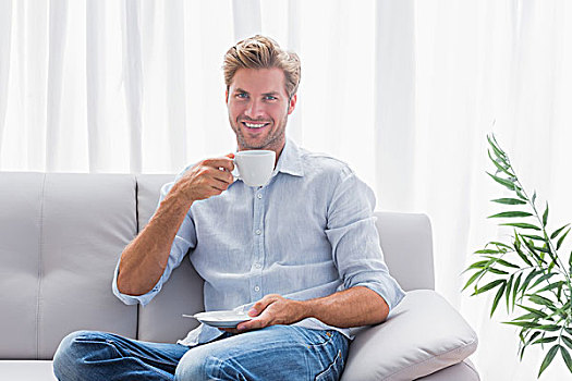 男人,坐,沙发,喝,咖啡,客厅