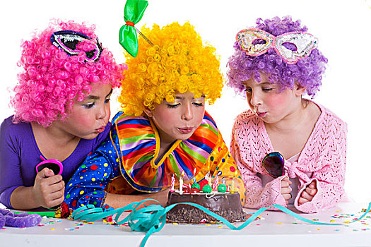 孩子,生日派对,小丑,假发,吹,蛋糕,蜡烛