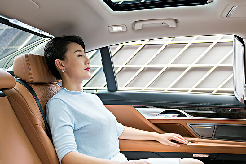 年轻女子坐在汽车后座休息_高清图片_全景视觉