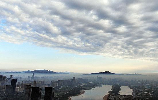 山东省日照市,一场大雨让城市更加洁净,晨雾里的建筑与山海相映成趣