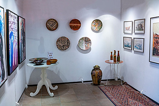 阿联酋迪拜阿法迪历史区网红,mqna沙特,诗的灵感,饭店里民间艺术家展示与销售自己的作品