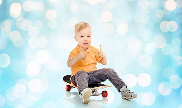 高兴,小男孩,滑板,展示,竖大拇指