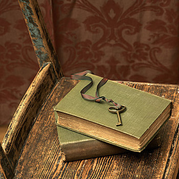 旧书,钥匙,木椅