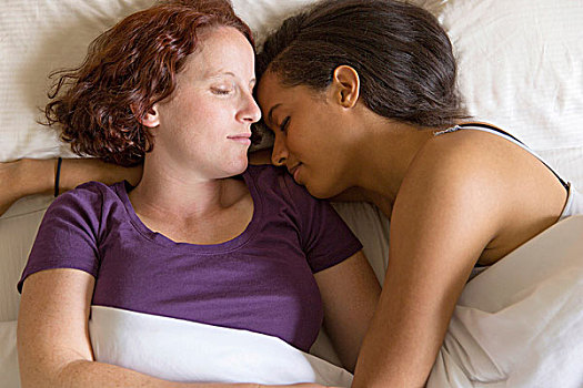 俯拍,女同性恋伴侣,卧,床上,搂抱,睡觉