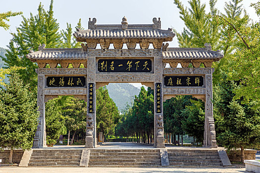 中国河南省登封少林寺中式石牌坊