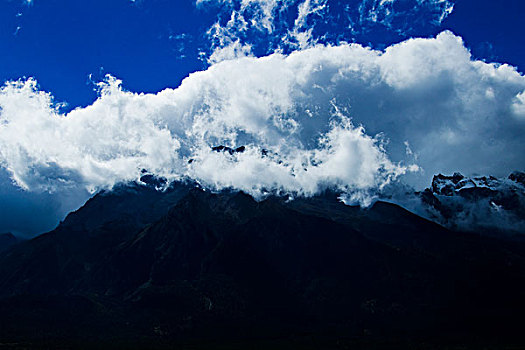 玉龙雪山高尔夫球场风景