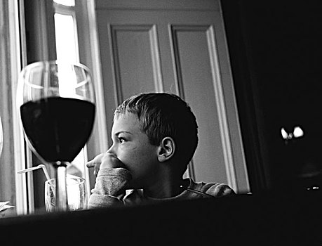 年轻,男孩,看,室外,窗户,玻璃,红色,葡萄酒