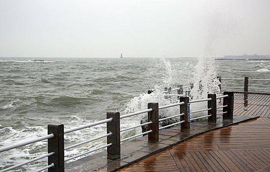 山东省日照市,灯塔风景区风大浪高,游客冒雨观赏浊浪排空奇观