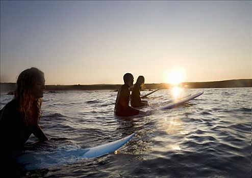 四个人,坐,冲浪板,水,微笑