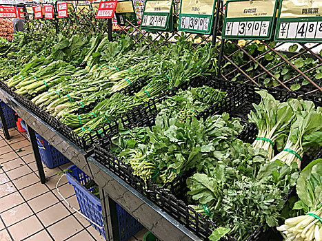 超市里货架上的蔬菜