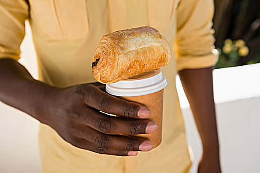腰部,男人,拿着,咖啡杯,面包,一次性用品