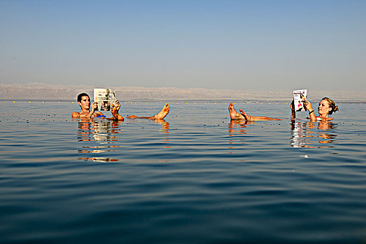 人漂浮在死海的图片图片