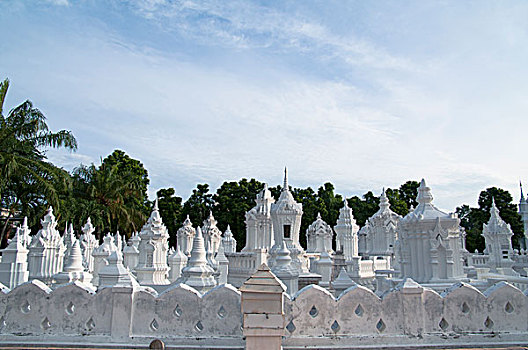 东南亚寺庙的白色碑林