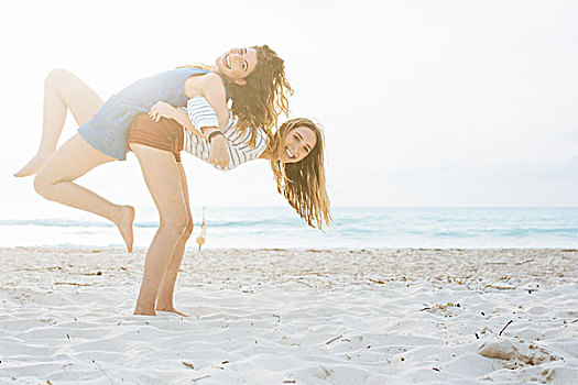 两个,美女,朋友,给,背对背,举起,海滩