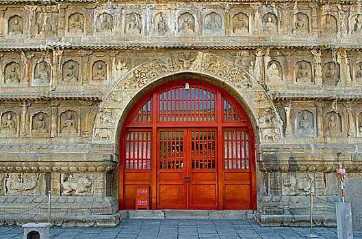 五塔寺内的佛像红门