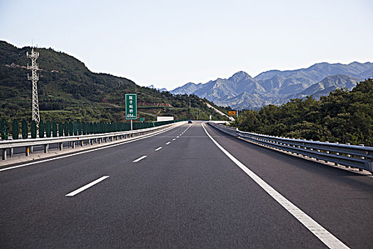 平坦干净的高速公路