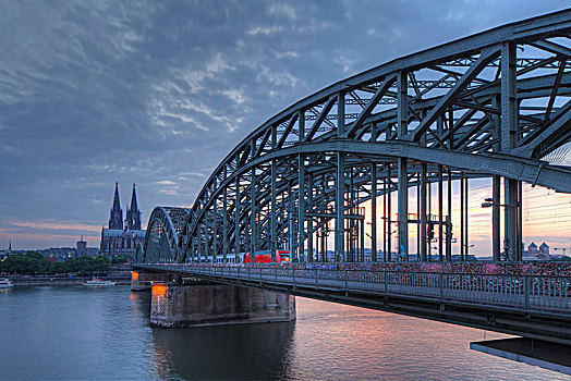 科隆大教堂,霍恩佐伦大桥,黄昏,科隆,北莱茵威斯特伐利亚,德国,欧洲
