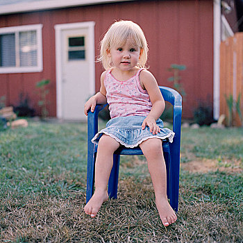 小女孩,坐,塑料制品,椅子,院子