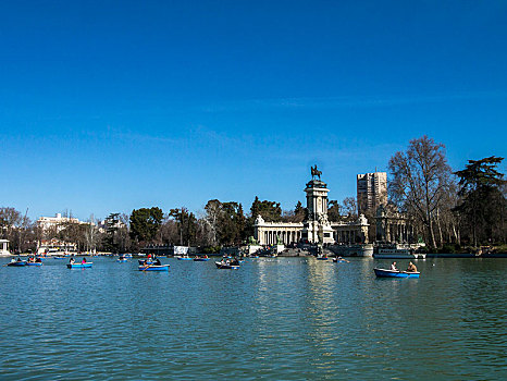 西班牙马德里公园湖水