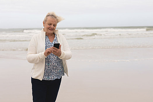 高兴,老年,女人,打手机,站立,海滩