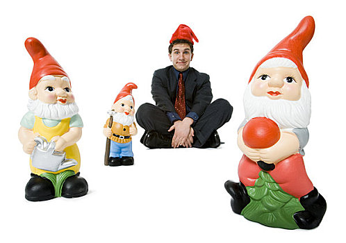 男人,坐,双腿交叉,圣诞帽,小精灵