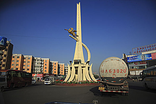 马路中的飞马雕塑,新疆昌吉