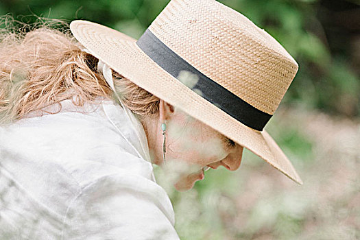 女人,宽,草帽,工作,花园